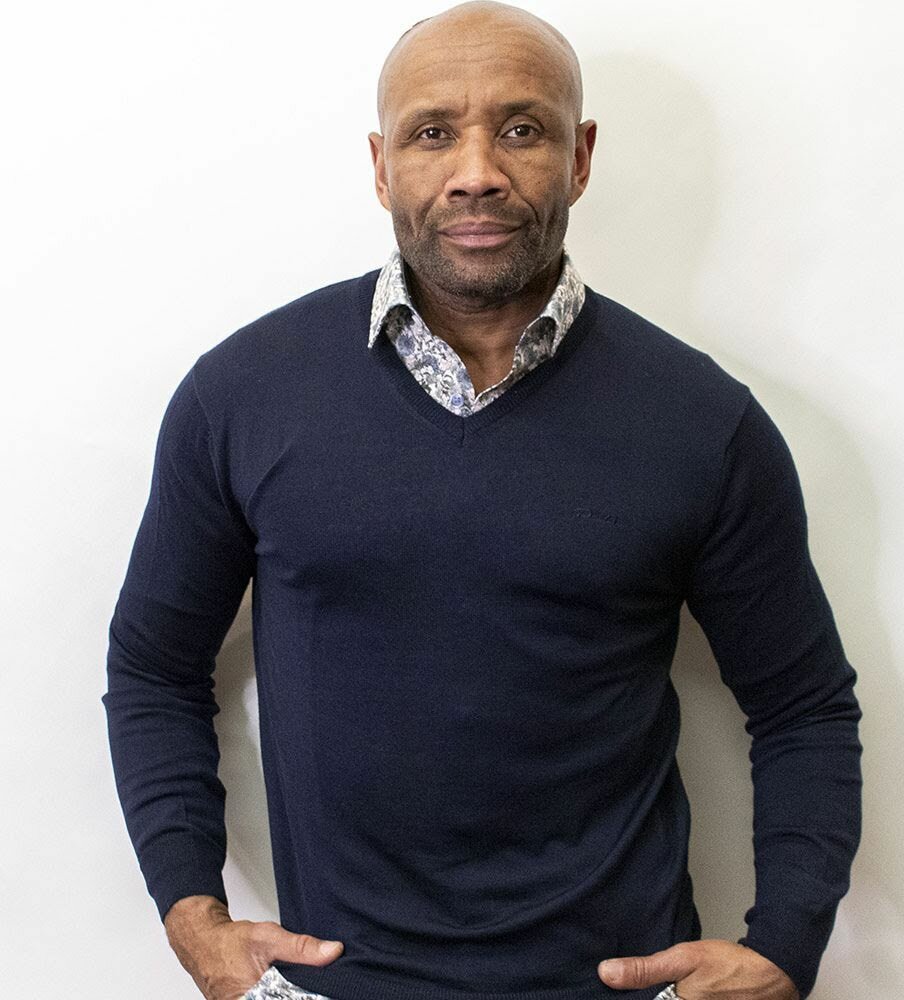 MERINOTRÖJA I ULL MED V-HALS - MÖRKASTE BLÅ MERINOTRÖJA I ULL MED V-HALS - MÖRKASTE BLÅ