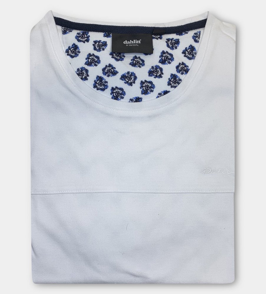 PIKÉ T-SHIRT DESIGNAD - VIT PIKÉ T-SHIRT DESIGNAD - VIT
