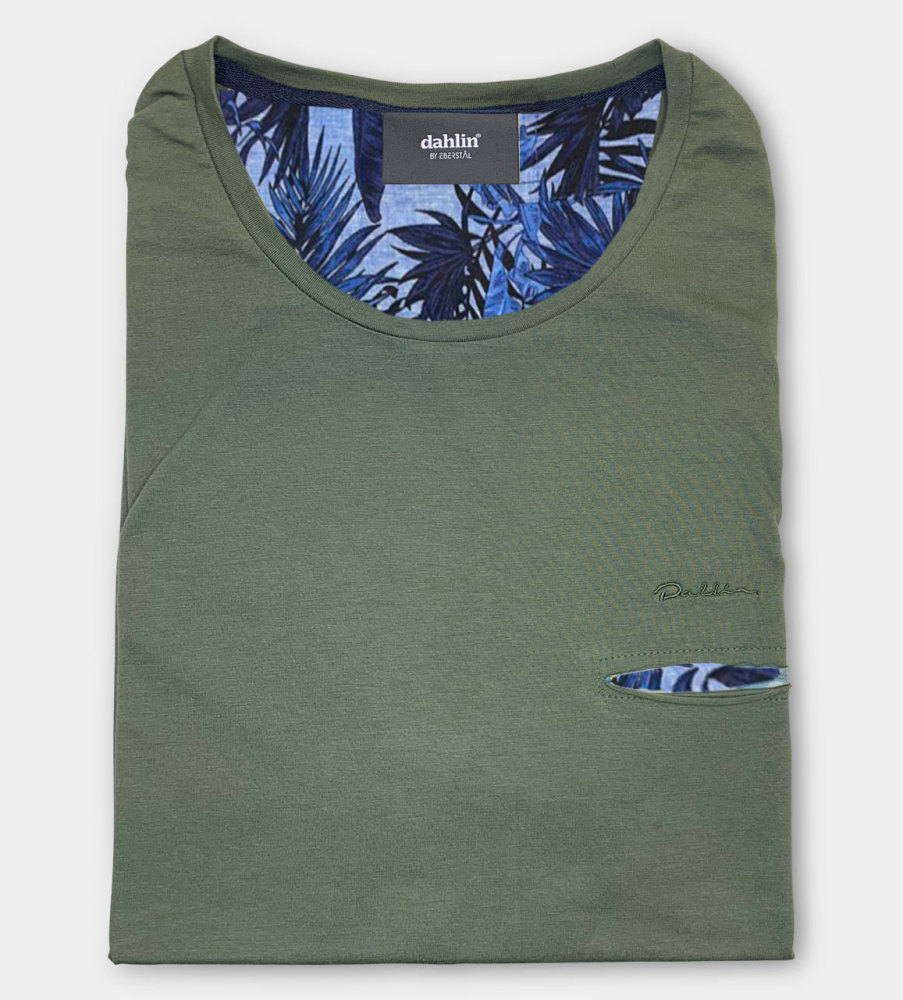T-SHIRT MED HUGGEN FICKA - MILITÄRGRÖN T-SHIRT MED HUGGEN FICKA - MILITÄRGRÖN