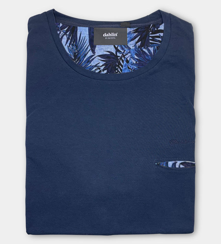 T-SHIRT MED HUGGEN FICKA - MÖRKBLÅ T-SHIRT MED HUGGEN FICKA - MÖRKBLÅ
