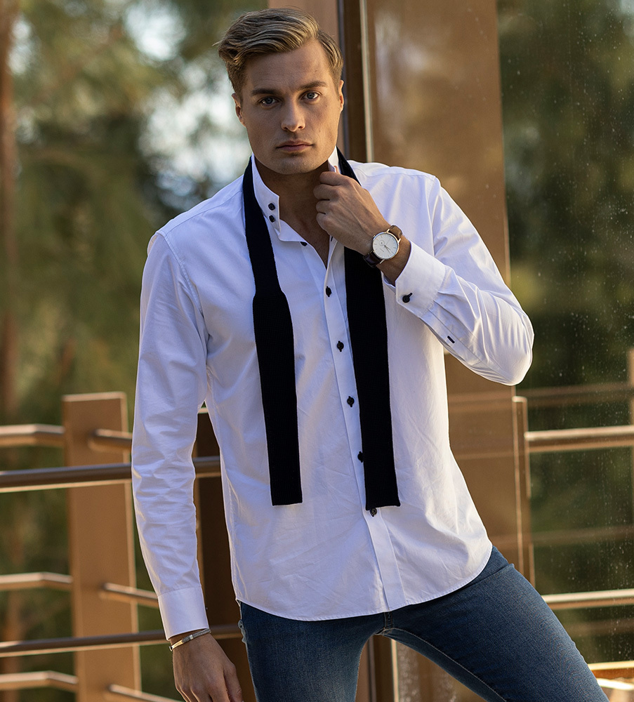 Simon Lindström från TV4:s Bachelor i en vit skjorta med hög krage