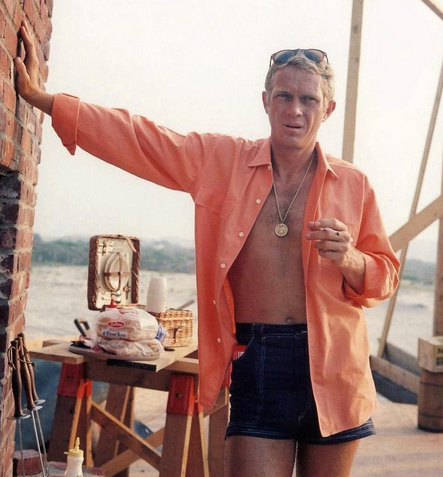Stilikonen Steve McQueen i en orange linneskjorta